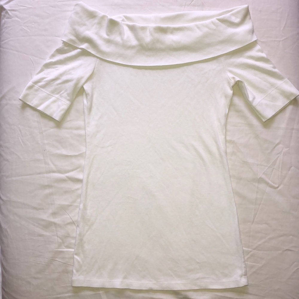 Express open collar basic shirt.
